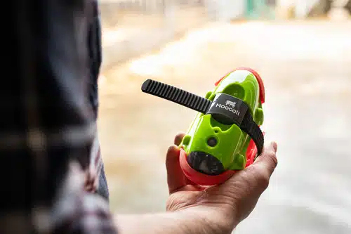 Capteur de vêlage connecté fixé sur la queue d'une vache pour détection des contractions